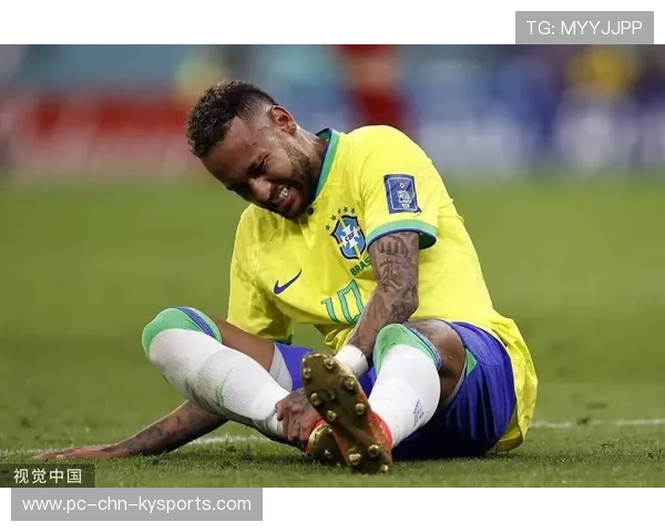 内马尔在球场为儿童表演带动气氛，官方点赞并扩散